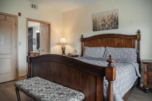 1 bedroom, desk, iron/ironing board, free WiFi - Unit 5705 - FREE Attraction Ticket with EACH night Stay Including Dollywood (Pigeon Forge)