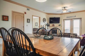 Dining - Unit 5705 - FREE Attraction Ticket with EACH night Stay Including Dollywood (Pigeon Forge)