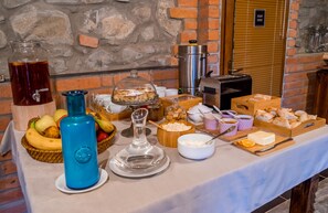 Tägliches inbegriffenes kontinentales Frühstück