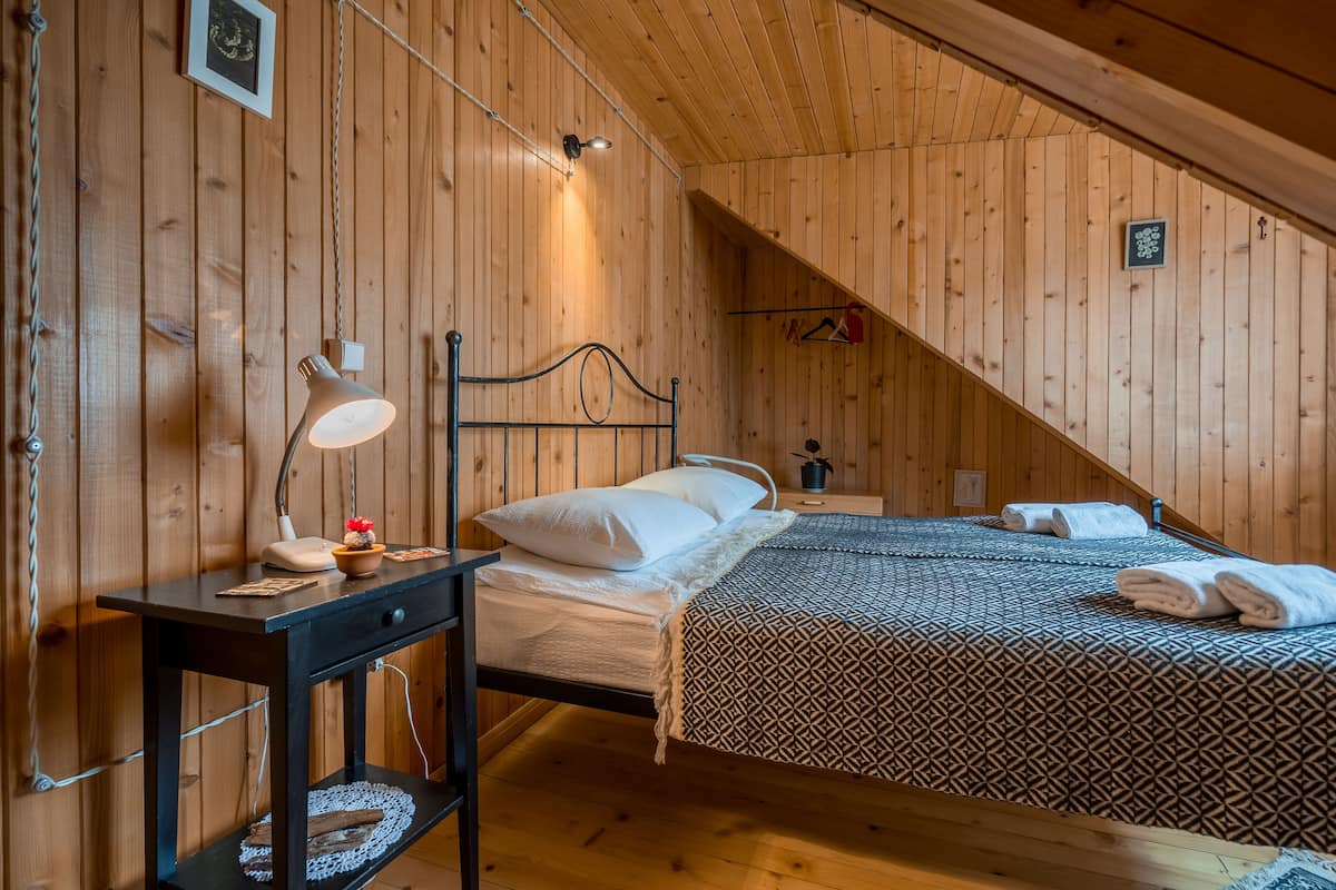 Habitació doble, bany compartit (#6) | Habitacions insonoritzades, planxa i posts de planxar i wifi gratuïta 
