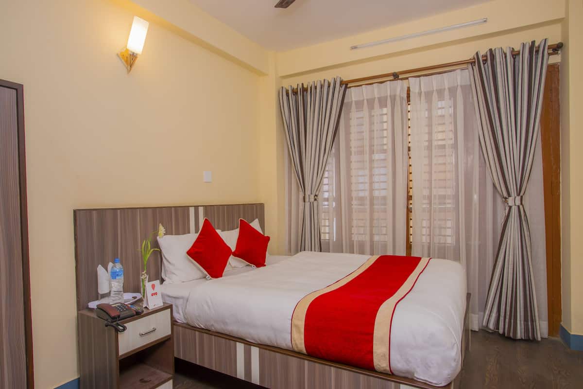 Habitación clásica, 1 cama King size | Ropa de cama de alta calidad, escritorio y wifi gratis