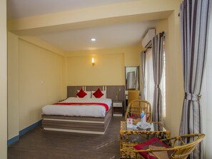 Premium bedding, desk, free WiFi