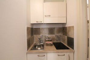 雙人房 | 私人廚房 | 電冰箱、爐台、電熱水壺、鍋具/餐盤/廚房用品