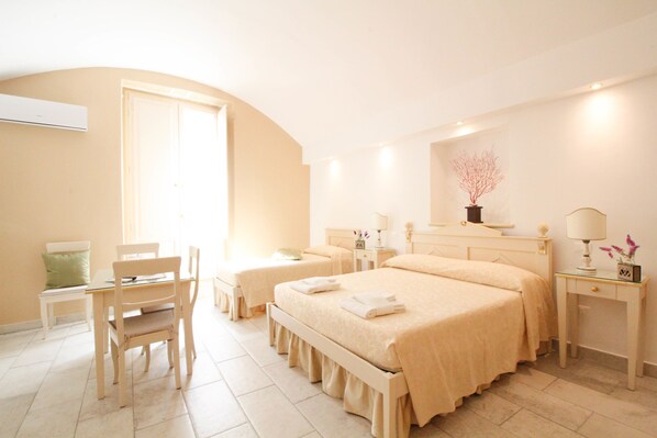 Superior Studio | In-room safe, desk, soundproofing, free WiFi - Duomo Gallipoli B&B and Apartments (Gallipoli)