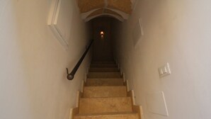 Un escalier avec une rampe menant à un palier.