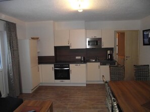 Fridge, oven, stovetop, coffee/tea maker