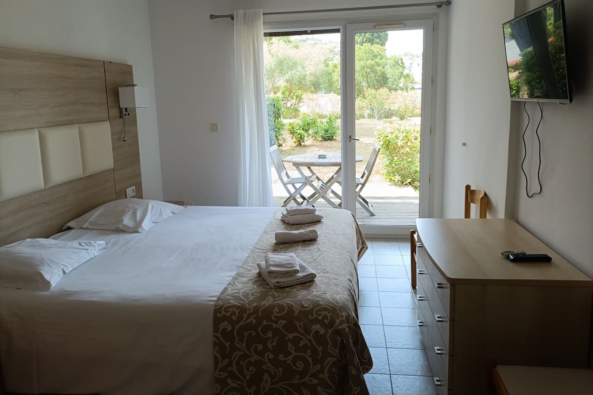 1 habitación, tabla de planchar con plancha, cunas y wifi gratis