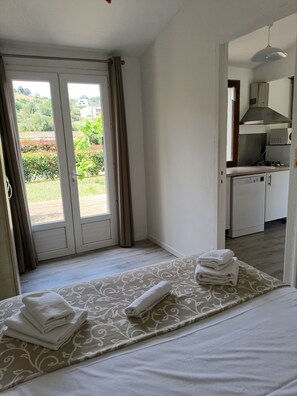 Iron/ironing board, cots/infant beds, free WiFi, bed sheets - Résidence les Pavillons du Golfe (Conca)