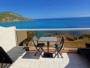 Tabla de planchar con plancha, cunas, wifi gratis y ropa de cama