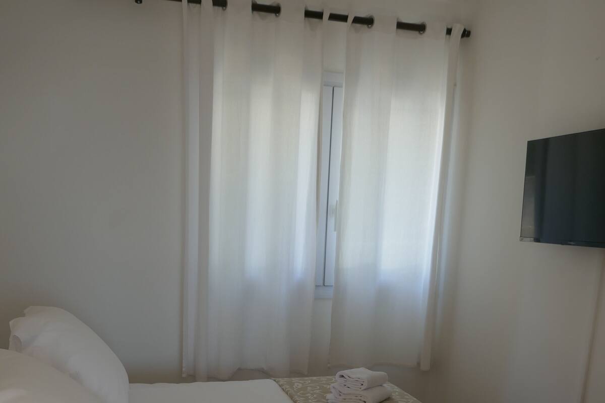 Tarco1 (key at the residence) sea view apartment | Iron/ironing board (on request), WiFi (free), bed sheets