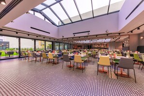 Daily buffet breakfast for a fee - Barcelo Budapest (Budapest)