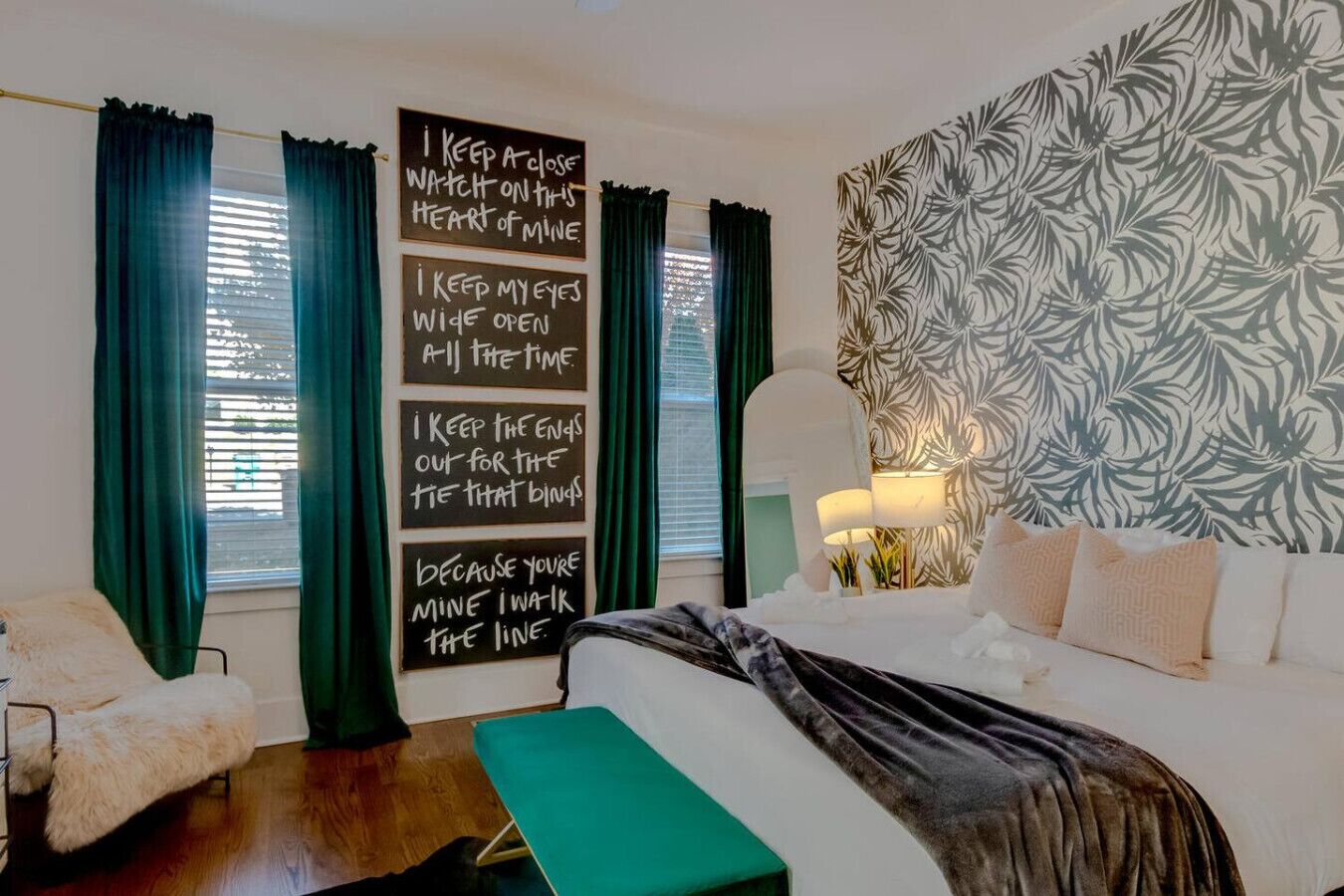 4 slaapkamers, een bureau, een strijkplank/strijkijzer, reisbedje