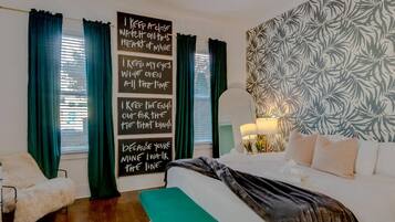 4 slaapkamers, een bureau, een strijkplank/strijkijzer, reisbedje