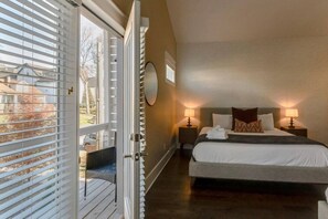 4 habitaciones, escritorio y tabla de planchar con plancha
