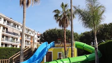 Área de juegos infantiles al aire libre