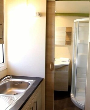 Bungalow, vista giardino | Angolo cottura privato | Frigorifero, microonde, piano cottura, seggiolone