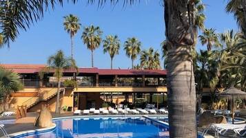 Kolam renang outdoor