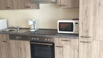 House | Private kitchen | Fridge, microwave, oven, stovetop