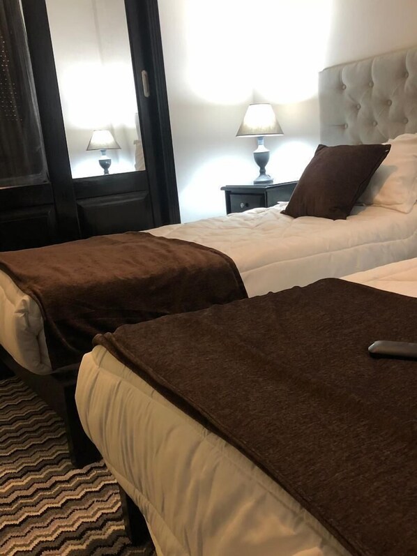 Appartement Deluxe | Coffres-forts dans les chambres, rideaux occultants