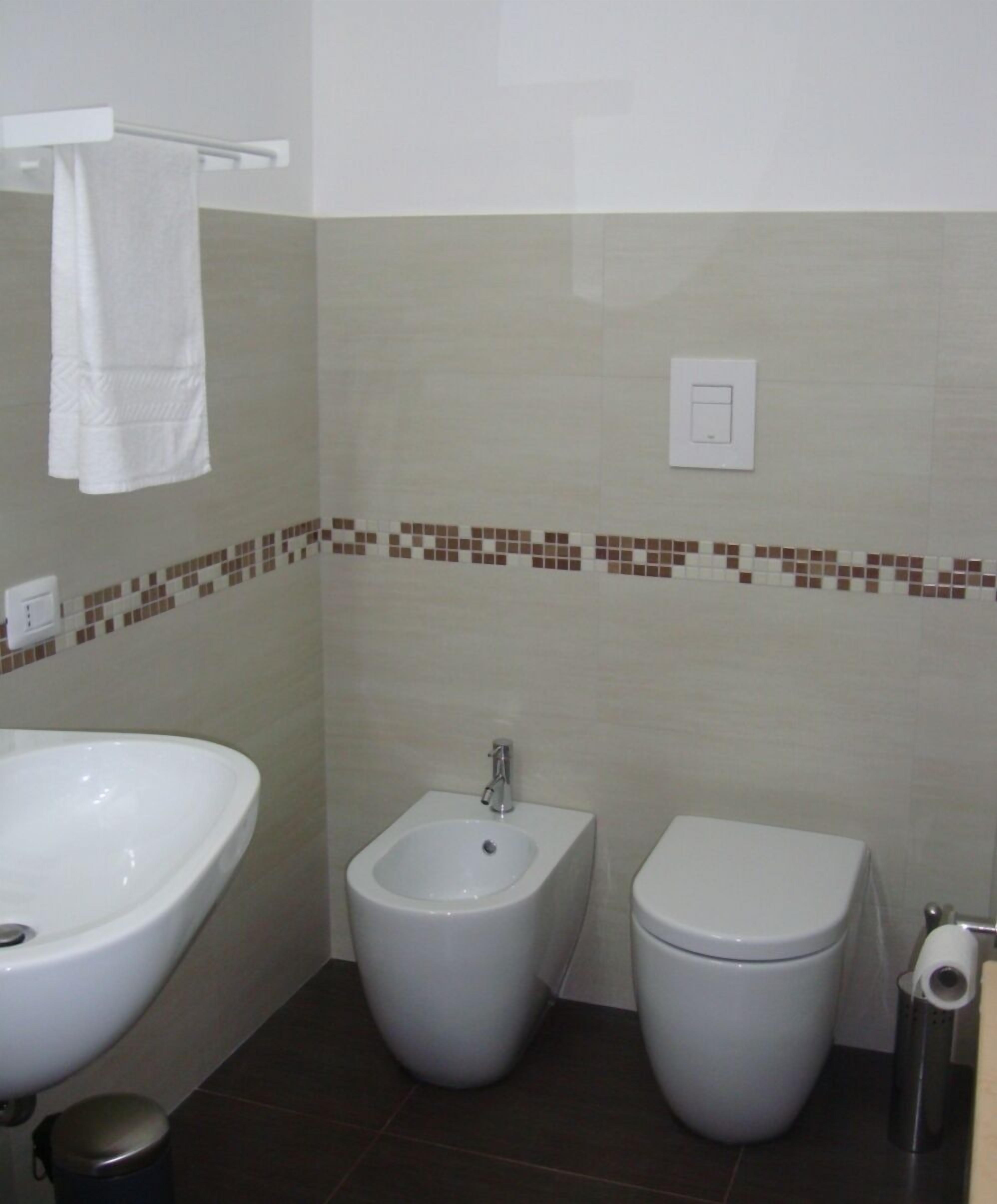 Double Room, Private Bathroom | Bathroom | Shower, free toiletries, bidet, towels