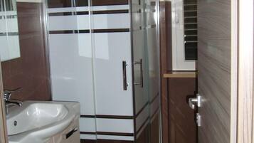 Camera doppia, bagno privato (External) | Bagno | Doccia, set di cortesia gratuito, bidet, asciugamani