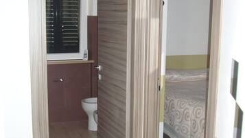 Camera doppia, bagno privato (External) | Una scrivania, tende oscuranti, insonorizzazione