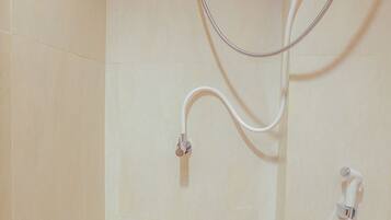 Habitación doble estándar | Baño | Regadera y toallas