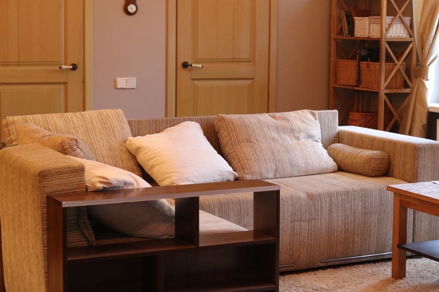 Televisión, chimenea, libros y videoteca 