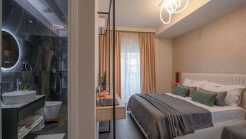 Habitación doble Deluxe, balcón | Insonorización, wifi gratis y ropa de cama