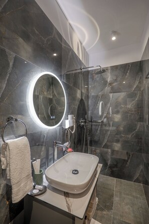 Quarto casal luxo, sacada, vista para o mar | Banheiro | Chuveiro, secador de cabelo, chinelos, toalhas de banho