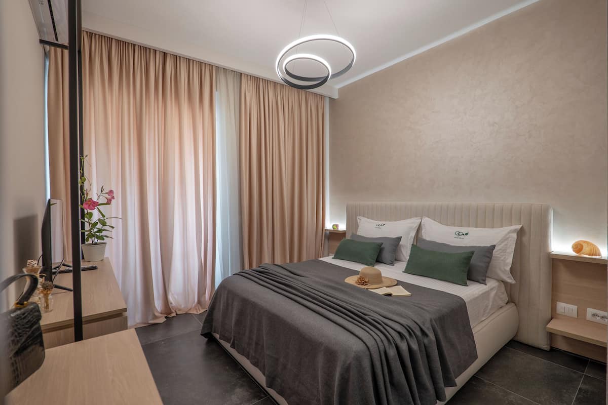 Habitación doble Deluxe, balcón, vista al mar | Insonorización, wifi gratis y ropa de cama