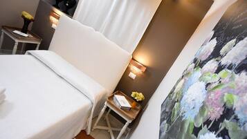 Doppia Standard | Una scrivania, Wi-Fi gratuito, lenzuola