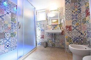Shower, hair dryer, bidet, towels - B&B Laura - Luxury Rooms (Gallipoli)
