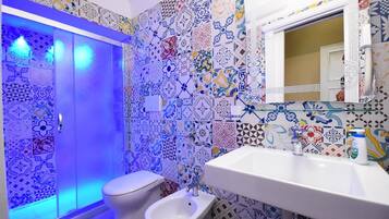 Doccia, asciugacapelli, bidet, asciugamani