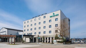 Un hôtel à plusieurs étages au design moderne, dont la façade est ornée d’un logo bien visible.