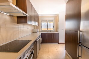 Frigorífico, microondas, horno y placa de cocina