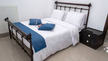 Comfort Apartment | In-room safe, blackout curtains, iron/ironing board, free WiFi