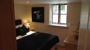 Casa de campo, vista al jardín | Ropa de cama de alta calidad y muebles diferentes