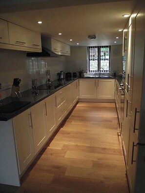 Cottage, quang cảnh vườn | Bếp chung | Tủ lạnh, lò vi sóng, lò nướng, bếp nấu