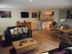 Småhus, hageutsikt | Oppholdsområde | Flatskjerm-TV og DVD-spiller