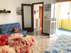 Apartment, 2 Schlafzimmer | Wohnbereich | Fernseher