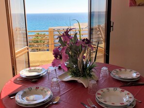 Apartment, 2 Schlafzimmer | Essbereich im Zimmer