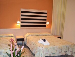 Dreibettzimmer | Zimmersafe, individuell dekoriert, individuell eingerichtet