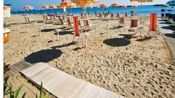 Una spiaggia nelle vicinanze