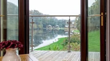 Panoramic-Apartment, Mehrere Betten, Seeblick | 1 Schlafzimmer, individuell dekoriert, individuell eingerichtet