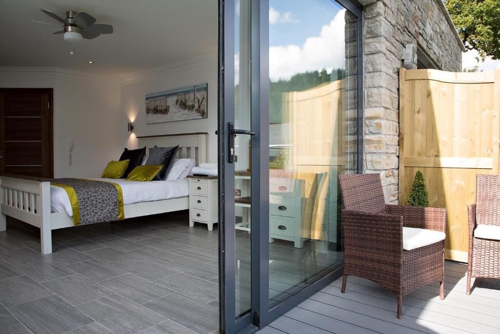 1 Schlafzimmer, Bügeleisen/Bügelbrett, individuell dekoriert