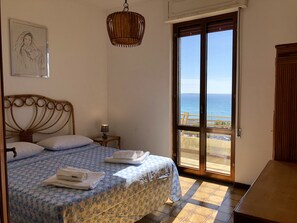 Apartment, 2 Schlafzimmer | Individuell dekoriert, individuell eingerichtet, Bügeleisen/Bügelbrett