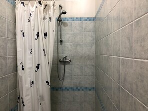 Apartment, 2 Schlafzimmer | Dusche im Bad