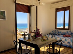 Apartamento, 2 habitaciones | Zona de estar | Una televisión de pantalla plana