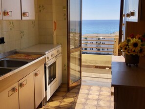 Apartamento, 2 habitaciones | Cocina privada | Frigorífico grande, horno, placa de cocina y máquina de café espresso